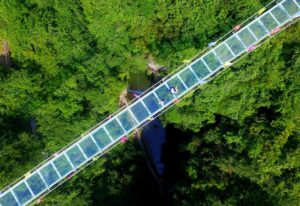世界最長のガラス吊り橋、破損で十数人負傷＝中国江蘇省