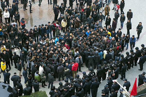 中国、景気悪化で労働者の抗議活動が急増＝米メディア