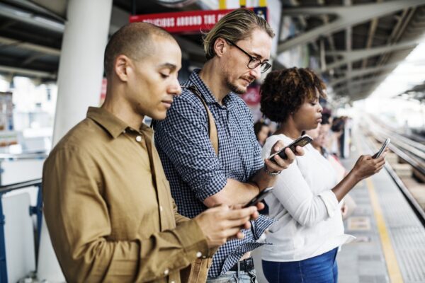 【本当は怖いのは親のスマホ依存】小児科医も「親のスマホ制限」勧める