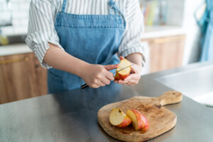 リンゴを切った後、どのように新鮮さを保つのか
