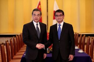 中国王外相が訪日、関係改善を図る