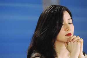 イ・ヨンエが4年ぶりに「調査官グ・ギョンイ」でドラマ復帰　変わらぬ美貌に「本当に50歳？」の声