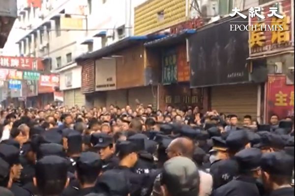 【動画】中国西安市、突然の店舗撤去で激しい衝突発生