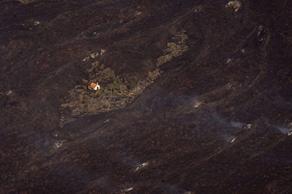 溶岩が押し寄せたラ・パルマ島　奇跡的に助かった家の写真が話題