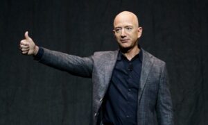 アマゾン創業者ベゾス氏と宇宙へ 約30億円で落札