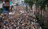 香港条例改正案、43万人が再抗議、「白い服の集団」が市民を襲撃