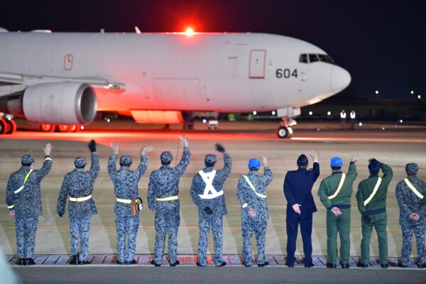 防衛装備品乗せた輸送機、小牧基地を出発　ウクライナへ　岸防衛相に駐日大使が謝意　