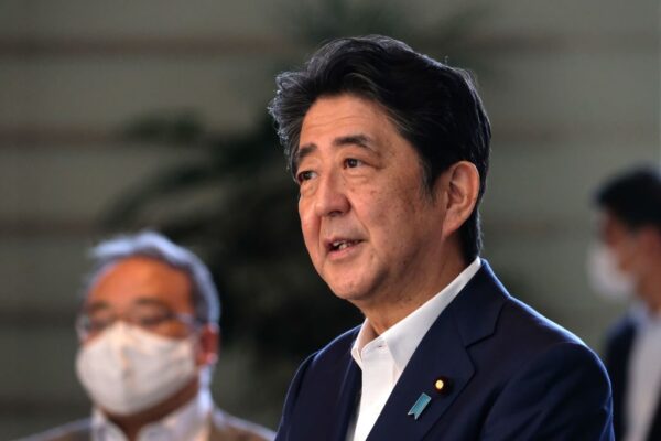 安倍晋三元首相がピアノ演奏　想定外の腕前がネットで話題