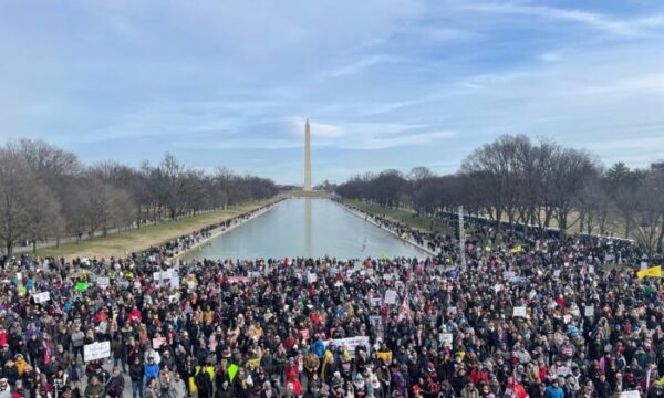 「ワクチンそのものではなく義務化に反対」米首都で大規模集会