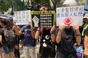 香港デモ、抗議者らが防犯灯柱を取り壊し　「中国製監視部品が内蔵」