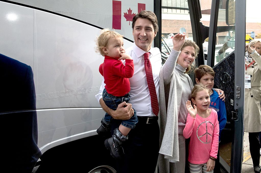 カナダのトルドー首相　3歳息子を連れて1日出勤、ネットで話題に