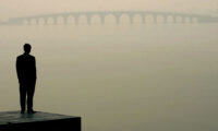 『写真で一言』霧の中の男性