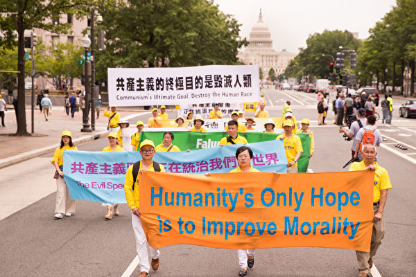 法輪功学習者、米で大規模なパレード、共産主義の危害を警告