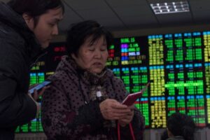 中国株市場の混乱　政治的絡みが主因か＝香港紙