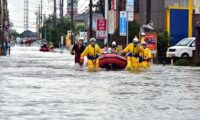 東日本で豪雨被害　住民らボートで救出