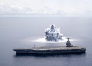 【映像】米海軍、18トンの爆発物を新型空母の真横で爆発　M3.9の地震を引き起こす