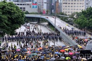 【写真】香港市民　返還22周年記念式典で抗議、警察当局が催涙スプレー噴射