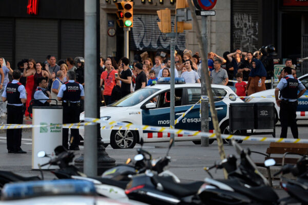 バルセロナでテロ　110人死傷　群衆に車突っ込む