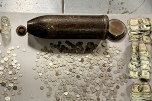 家から砲弾が発見　中に詰まっていたのは驚きの！