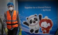 「給料支払い」を求める街の清掃員たち、車道に出てバスを止める＝中国 四川