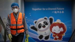 「給料支払い」を求める街の清掃員たち、車道に出てバスを止める＝中国 四川