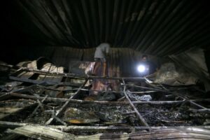 イラクのコロナ病棟で火災、44人死亡　酸素ボンベ爆発か