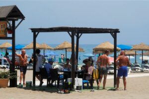 スペインでコロナ感染者が急増、ビーチには多数の英国人観光客