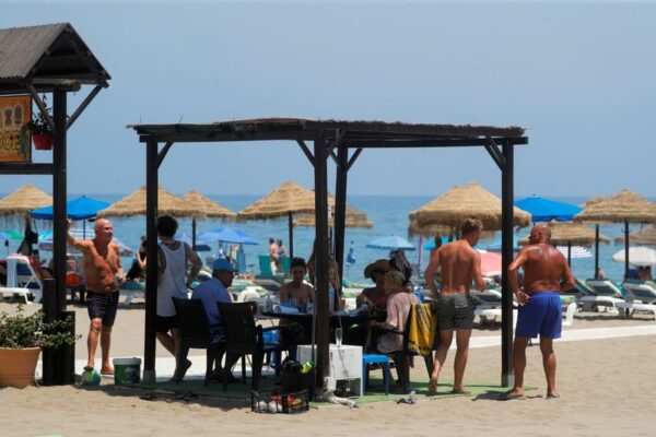 スペインでコロナ感染者が急増、ビーチには多数の英国人観光客