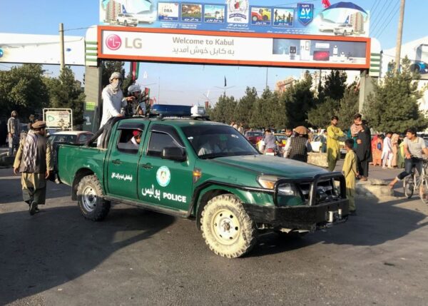 首都掌握から一夜、タリバン「状況は平和的」　市民から武器接収も
