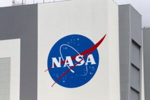 NASA、月面着陸船開発でスペースXとの作業中断　訴訟受け