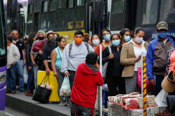 メキシコでコロナ感染の新たな波、感染者最多更新　死者25万人超
