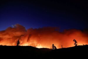 米加州の山火事、リゾート地のタホ湖近くで住民や観光客が避難