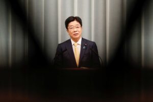 衆院選、自民党総裁選日程との関係で判断＝官房長官