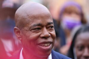 NY市長に民主党アダムズ氏、黒人として2人目