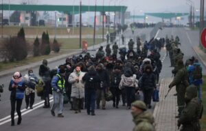 ポーランド、ベラルーシ国境の移民の投石に放水で対応