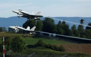 スイス、次期戦闘機にＦ３５選定　米国製の迎撃ミサイルも購入へ