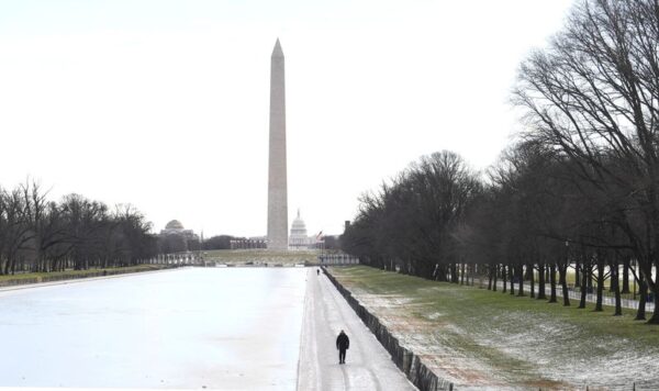 米北東部・カナダで大雪、数千便欠航　10万件超の停電も