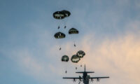 【史上初】陸上自衛隊空挺部隊、米「グリーンベレー」とグアム島で共同空挺訓練