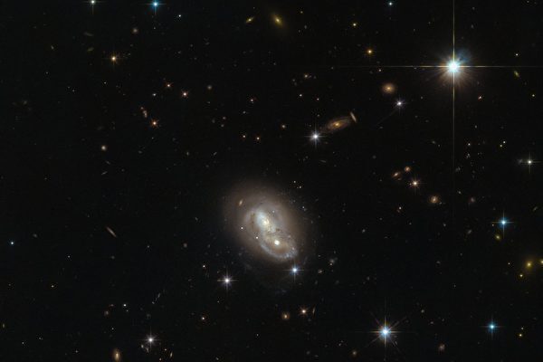 ハッブル望遠鏡がとらえた銀河同士の衝突