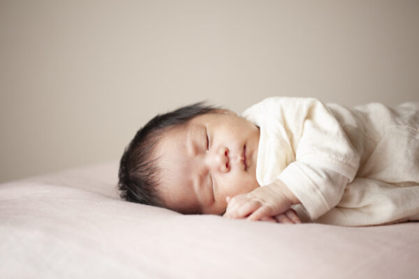 奇跡：イギリスの23週目の未熟児が1歳の誕生日を迎えた