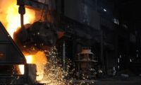 生産過剰中国鉄鋼業「従業員50万人調整必要」、リストラ転職に直面