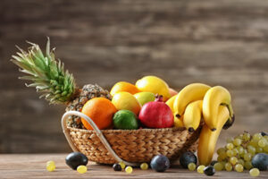 果物の皮を剥いてそのまま食べるのは間違い！果物の7つの間違った食べ方