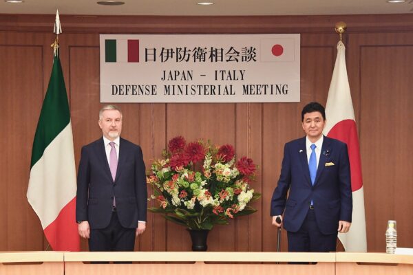 イタリア国防相、日本との協力を「重視」　次世代戦闘機「F-X」の共同開発にも関心＝日伊防衛相会談