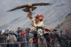 カザフの人々の伝統的で美しい鷹狩りの文化
