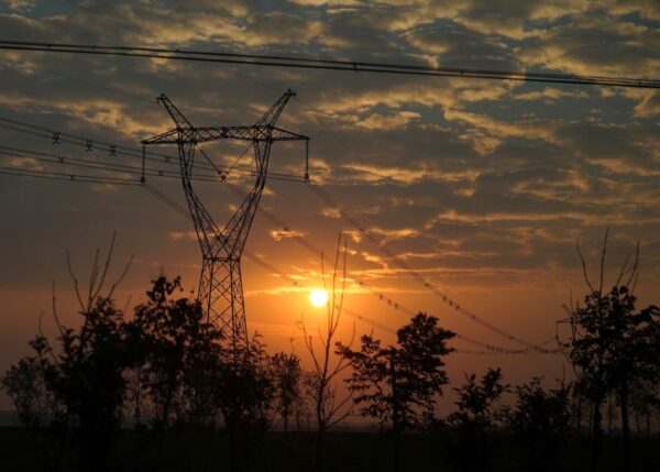 中国、熱波で電力消費が記録的高水準　南部は大雨で洪水