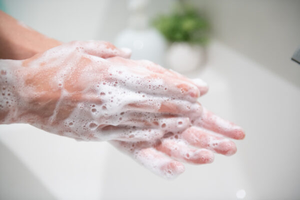 なぜ石鹸で20秒手を洗うと細菌が死滅するのか？