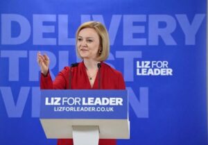 英保守党党首選、スナク氏とトラス氏が減税巡り激論　第1回討論会