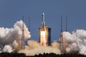 中国ロケット残骸、今週末落下か　制御不能・場所は不明