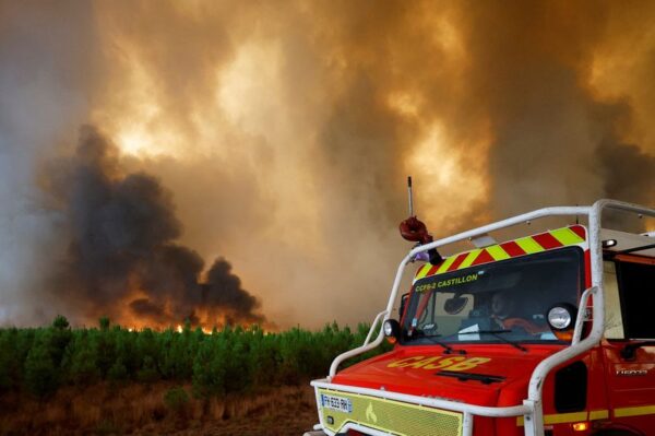 欧州で山火事収まらず、記録的熱波続く　ライン川の水位も低下