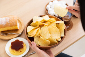 研究：超加工食品の食べ過ぎは認知症のリスクを高める